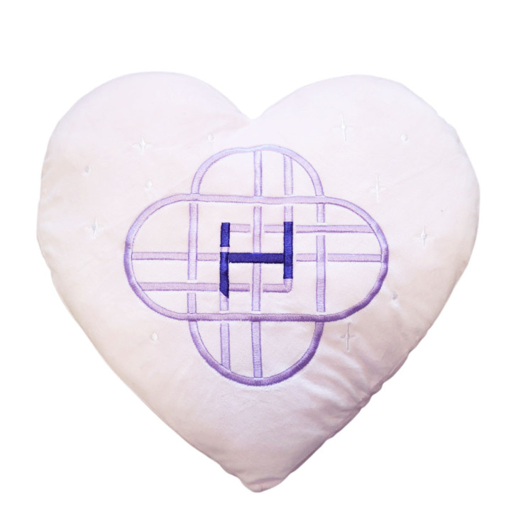 Poduszka serce K-Pop Demon Hunters 40 cm – haftowane logo Huntrix